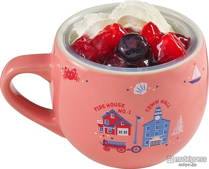ミックスベリーミルクムース、スーベニアカップ裏/(C)Disney