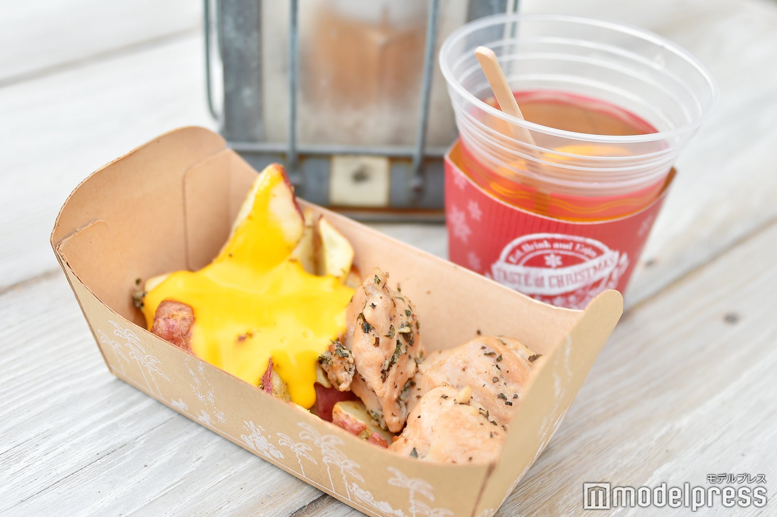 ローストチキン＆ベイクドポテトのチーズソース（￥500）、ホットアプリコットカクテル（￥680） （C）モデルプレス（C）Disney