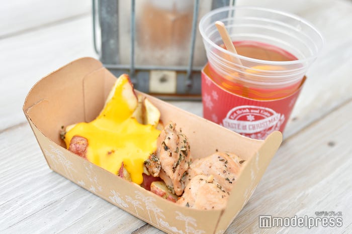 ローストチキン&ベイクドポテトのチーズソース(¥500)、ホットアプリコットカクテル(¥680) (C)モデルプレス(C)Disney