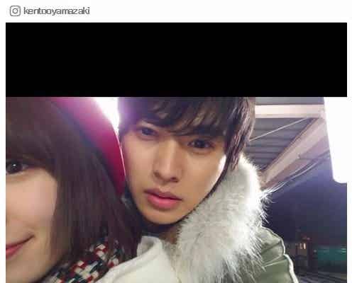 山崎賢人「バッチリ撮られた」美女との“密着”2ショットにファン絶叫「心臓止まる」「相手は誰!?」