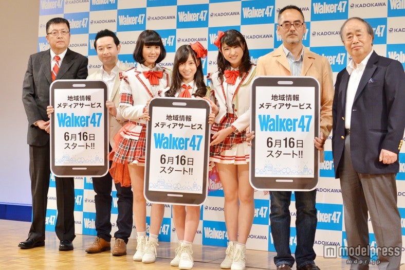 【左から】岩崎社長（株式会社Walker47 代表取締役社長）、長瀬編集長、Rev．from DVLの西岡優菜、橋本環奈、秋山美穂、加藤編集長、角川会長（株式会社KADOKAWA取締役会長）