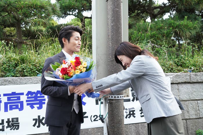 安田顕、吉高由里子(C)日本テレビ