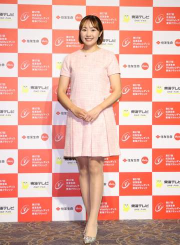 「このお2人も飛び入り参加」女子ゴルフ前夜祭にドレスアップの美女 「お人形さんみたい」「脚長オシャレ番長」