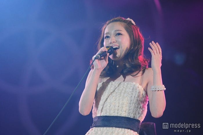 オープニングアクトで登場したchay