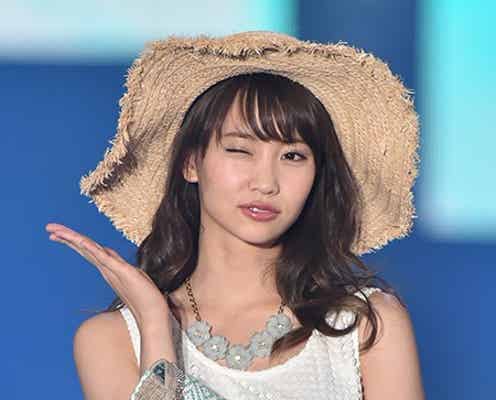 AKB48永尾まりや、ミニワンピで美脚披露 キュートなウインクに黄色い歓声<GirlsAward 2015 S/S>