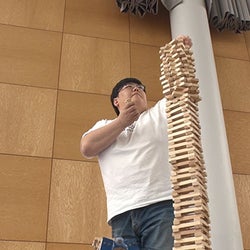 “六冠王”タイムマシーン3号・関太、積み木を積んだ高さ日本一に挑む『それって!?実際どうなの課』