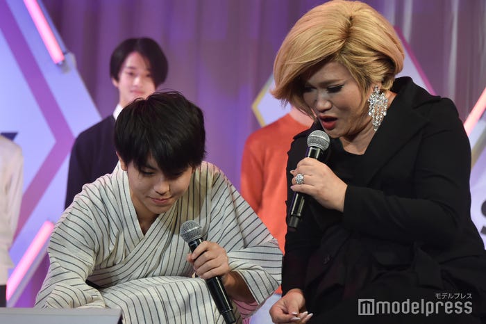 IKKO相手に告白パフォーマンスを行う高野渉聖さん (C)モデルプレス