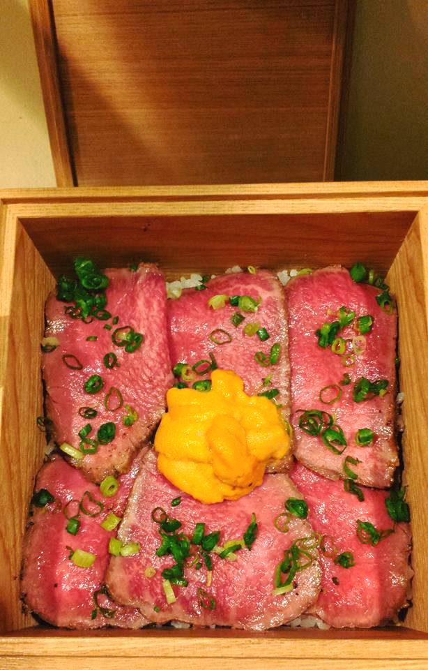 田村牛ローストビーフうに重2,700円／画像提供：焼肉ホルモン 青一