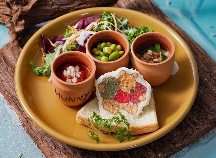 ハニーポットのデリプレート税込1,639円）C）Disney．Based on the “Winnie the Pooh” works by A．A． Milne and E．H．Shepard．