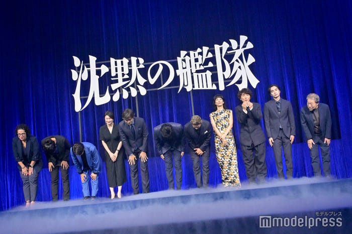 (左から)ダナエ・コキノス氏、吉野耕平監督、中村倫也、夏川結衣、江口洋介、大沢たかお、玉木宏、水川あさみ、ユースケ・サンタマリア、中村蒼、かわぐちかいじ氏(C)モデルプレス