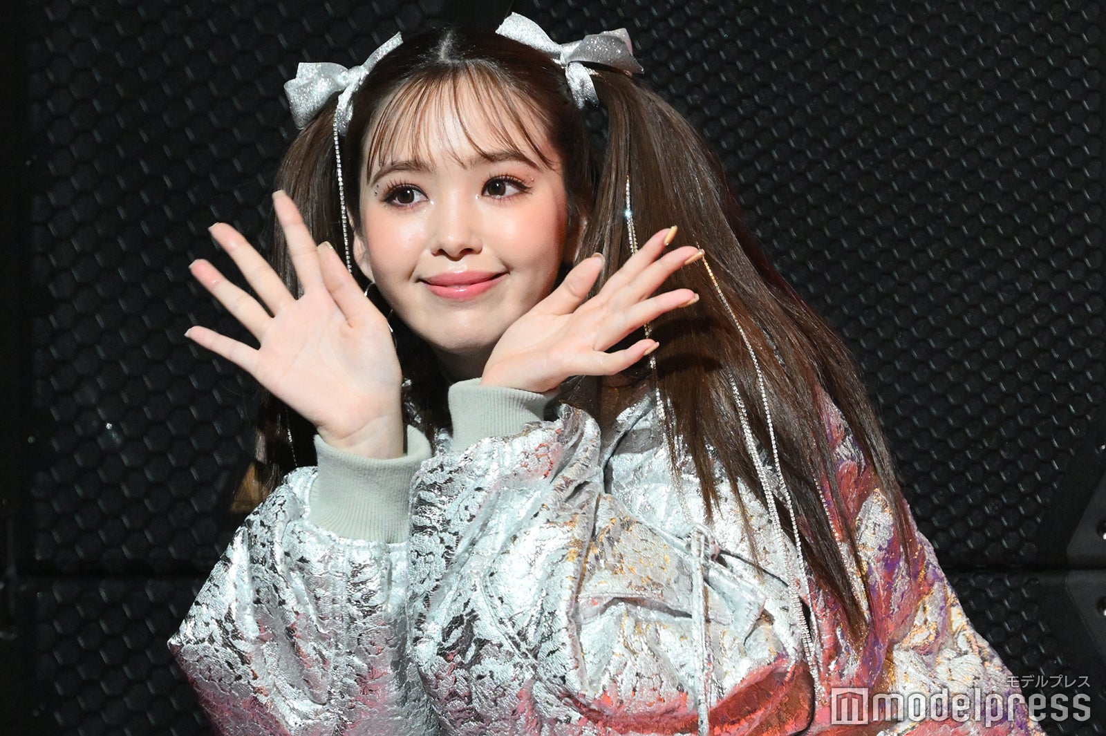 藤田ニコル、シルバーの華やかコーデ トップバッターで登場＜ViVi Night2023＞