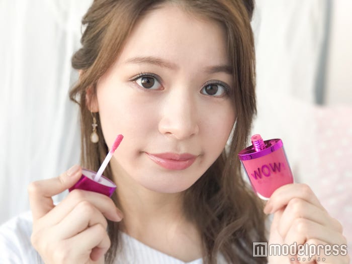 【MAKEUP REVOLUTION(メイクアップレボリューション)】「WOW!グロス “プレテンド テゥ ビーサイクト”」/モデル・ゆきら(C)モデルプレス