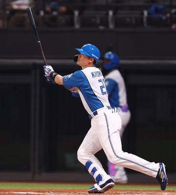 「危うく最悪の景色に…」大快挙直前に痛恨エラー 日本ハム・清宮幸太郎が頭を抱えて喜ぶ 九回2死一塁守備で顔面蒼白 お立ち台で爆笑誘う 新庄監督もイジる「わざとじゃないの？」