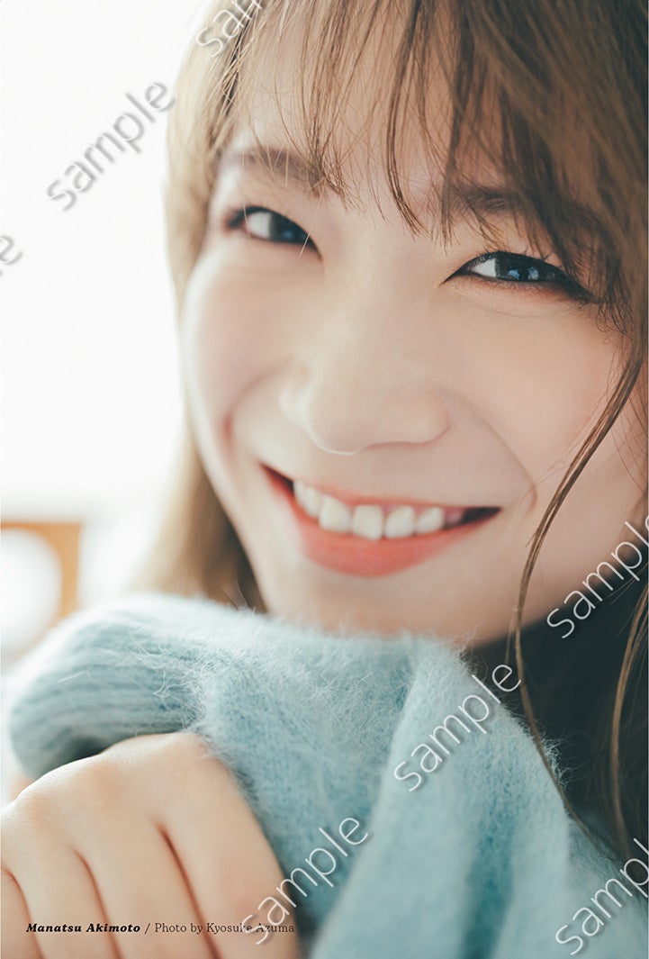 秋元真夏／卒業記念写真集「振り返れば、乃木坂」楽天ブックス（通常カバー版のみ）オリジナルポストカード（撮影／東京祐）