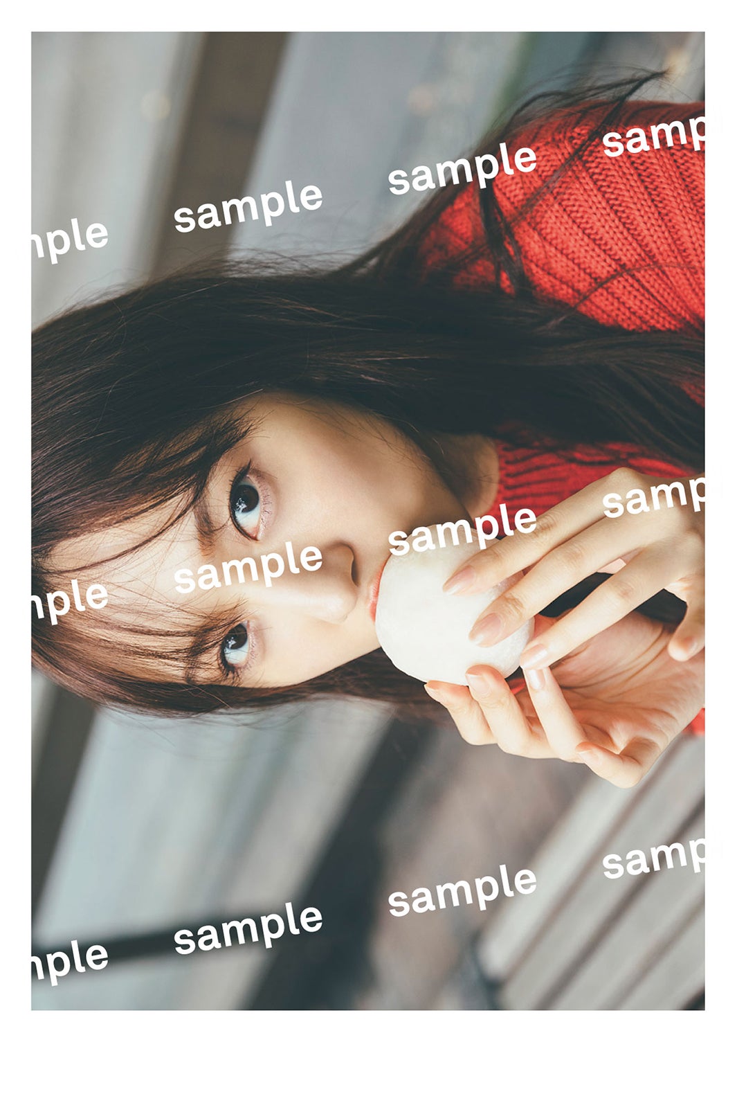 新内眞衣／通常版ポストカード（C）撮影：東京祐（画像提供：小学館）