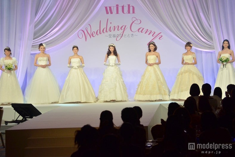 左から野崎萌香、里海、平野由実、宮田聡子、菅原沙樹、垣内彩未、青野楓、
