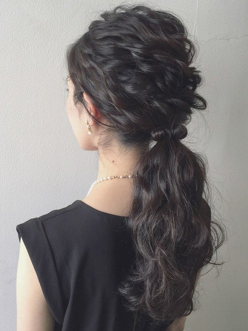 髪をきれいにまとめた女性