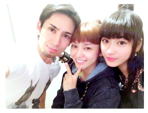 (左から)長兄、平愛梨、平祐奈/平愛梨オフィシャルブログ(Ameba)より