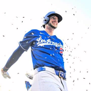 ドジャース タッカーが先制10号ソロ！かつての本拠地がブーイング→ボール投げ返される 初先発のスクバル援護弾 ベッツ併殺打直後に