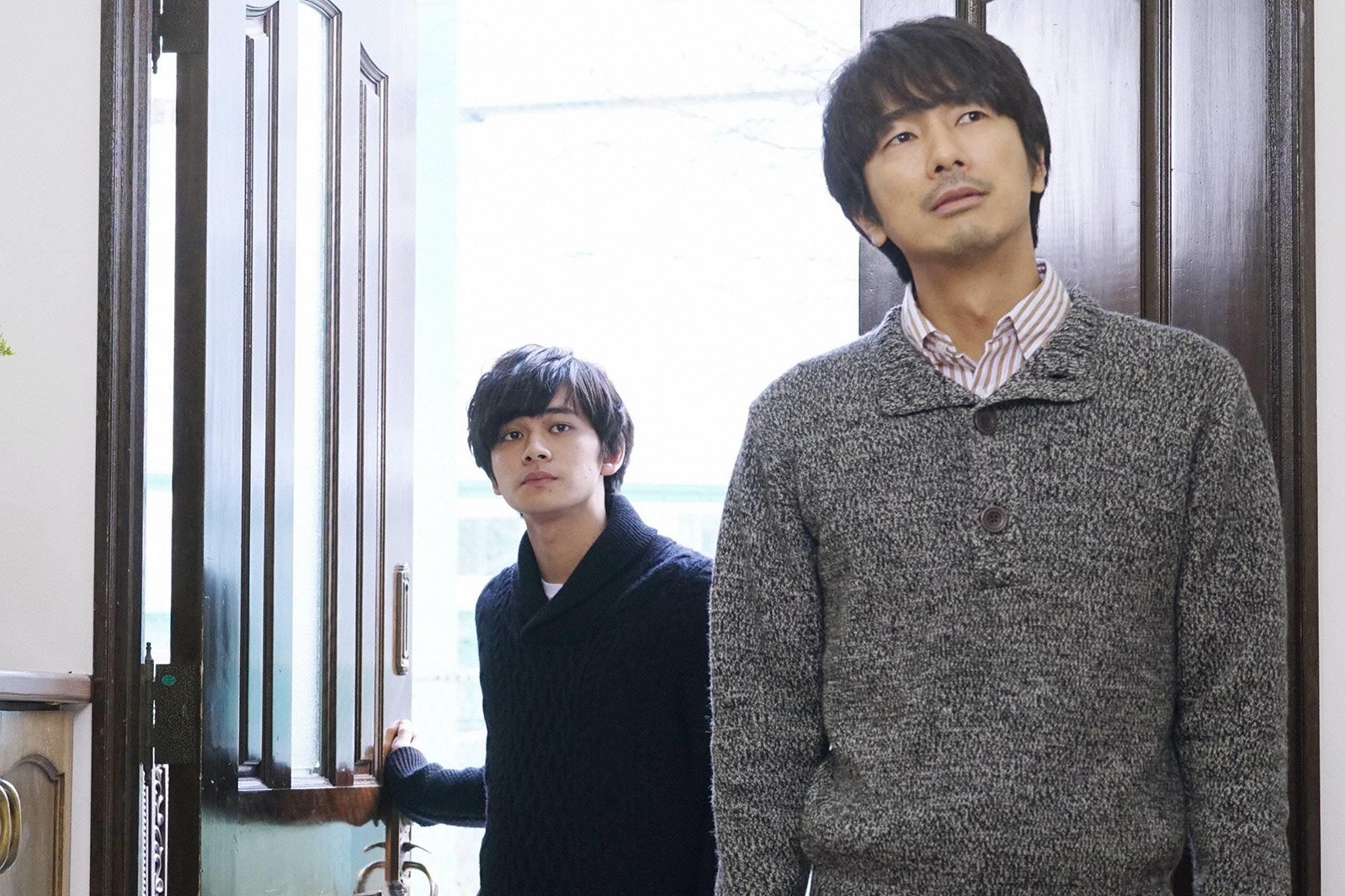 北村匠海、眞島秀和／「隣の家族は青く見える」第6話より（C）フジテレビ