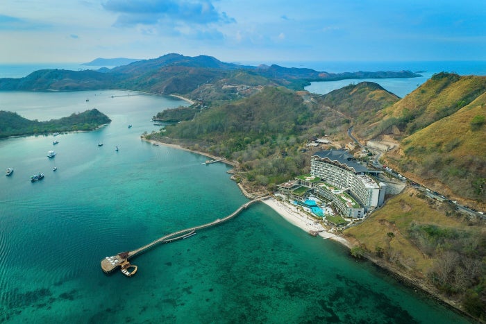 魅惑のインドネシア フローレス島 5つ星ホテル アヤナ コモド リゾート ワエチチュ ビーチ へ絶景を求めて 女子旅プレス