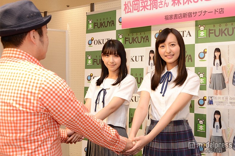 ファンとのペア握手会の様子／松岡菜摘（左）、森保まどか