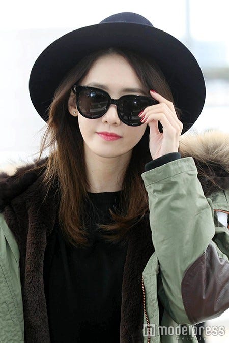 少女時代ユナ:手元のボルドーネイルもさり気なく素敵!/photo:Getty Images