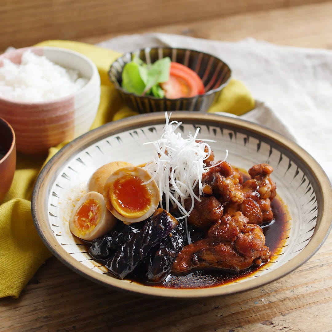 うま味こっくり！半熟卵と鶏手羽元のウスターソース煮