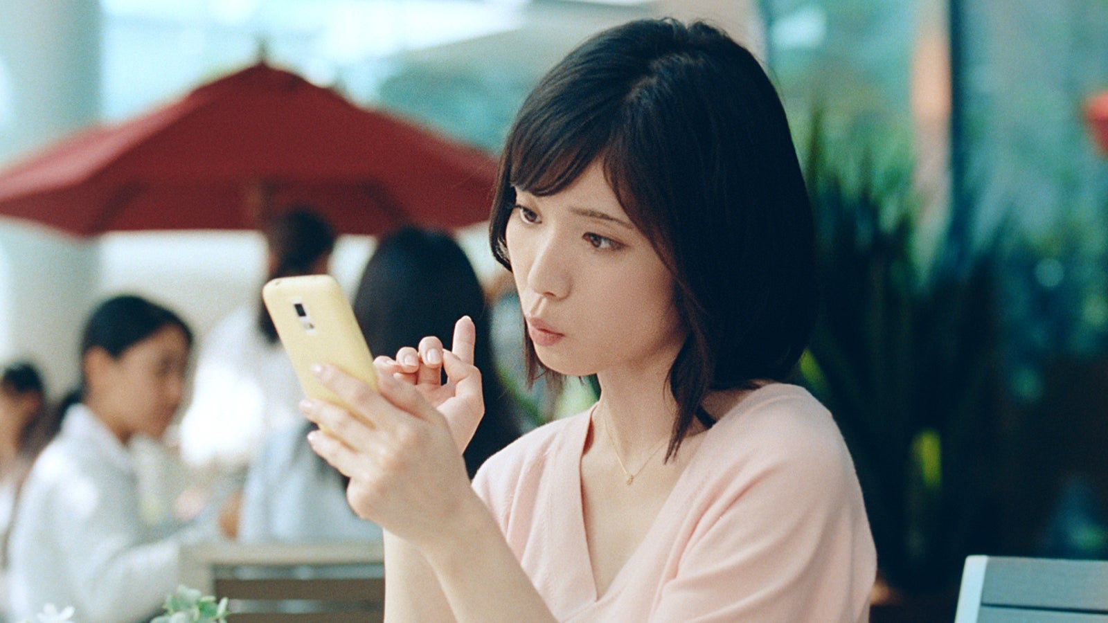 松岡茉優／新CM「徹底取材篇」より（提供写真）