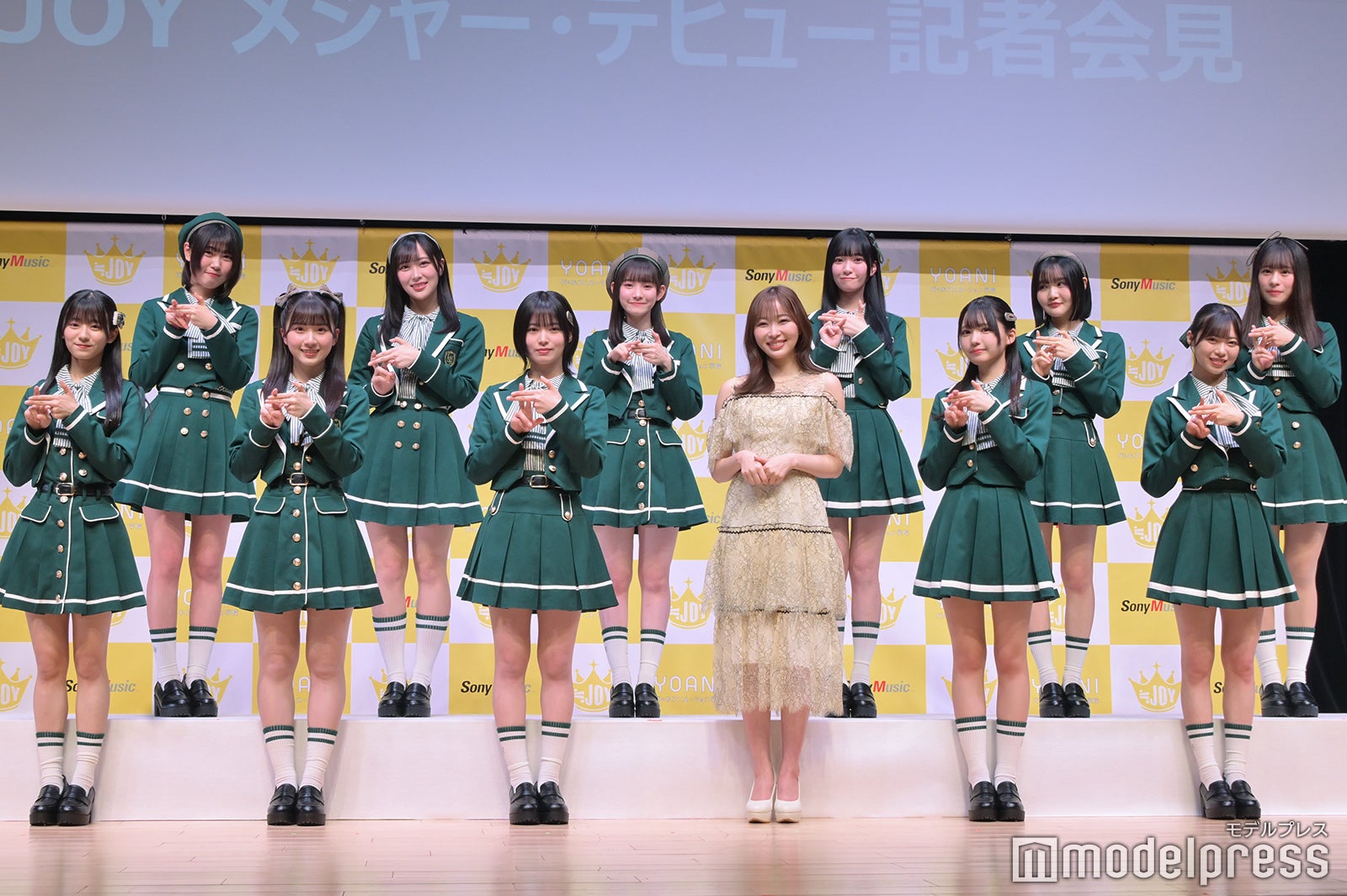 ≒JOY（後列左から）小澤愛実、逢田珠里依、山野愛月、山田杏佳、藤沢莉子、高橋舞（前列左から）大信田美月、天野香乃愛、江角怜音、指原莉乃、市原愛弓、村山結香（C）モデルプレス