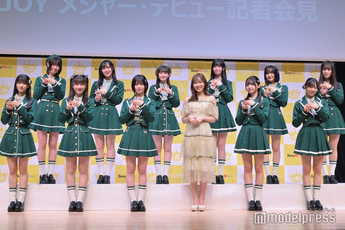 ≒JOY(後列左から)小澤愛実、逢田珠里依、山野愛月、山田杏佳、藤沢莉子、高橋舞(前列左から)大信田美月、天野香乃愛、江角怜音、指原莉乃、市原愛弓、村山結香(C)モデルプレス