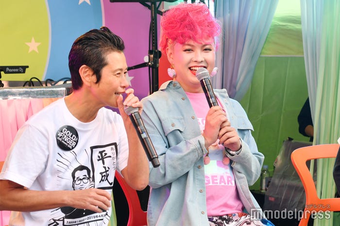 ぺえ(右) (C)モデルプレス