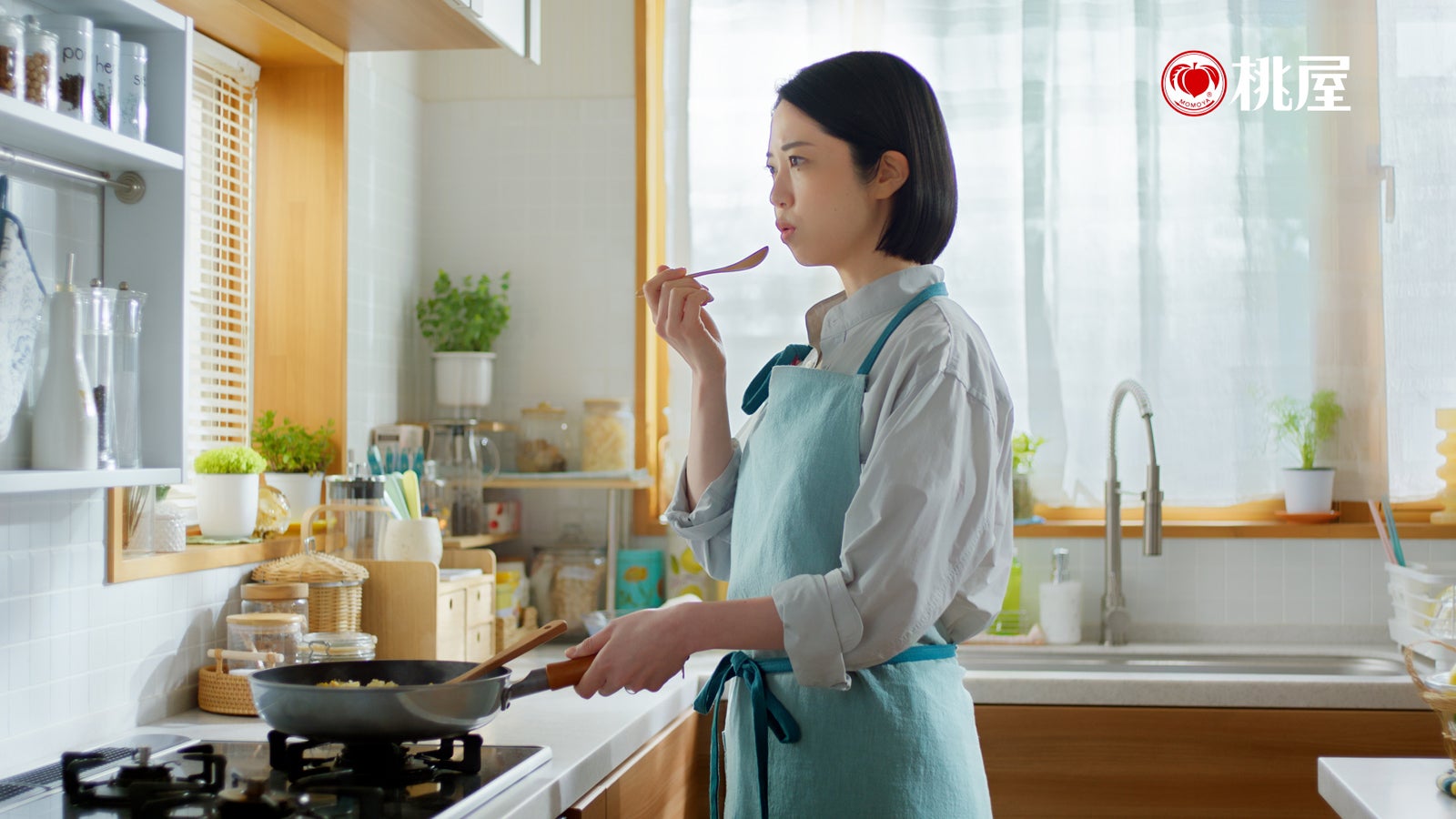 新CM「食べるねぎ油で味キマる～！」篇より（提供写真）