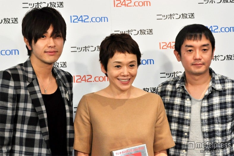 大竹しのぶ（中）とゆず（左：北川悠仁／右：岩沢厚治）