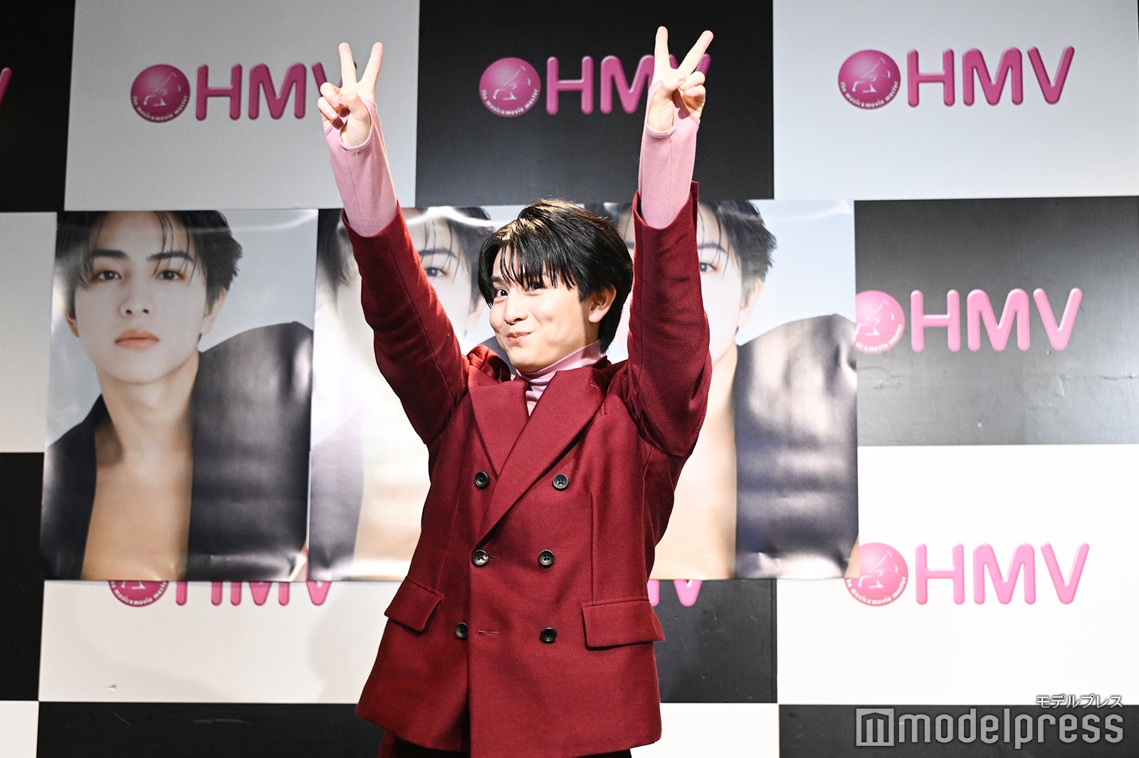 可愛いバージョンのお気に入りカットのポーズを再現する柏木悠（C）モデルプレス