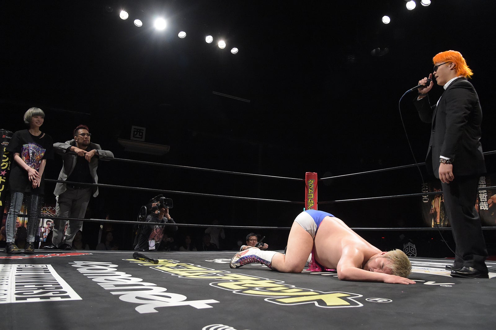 吉村直巳選手（右）が最上もがを助ける （C）Abema TV