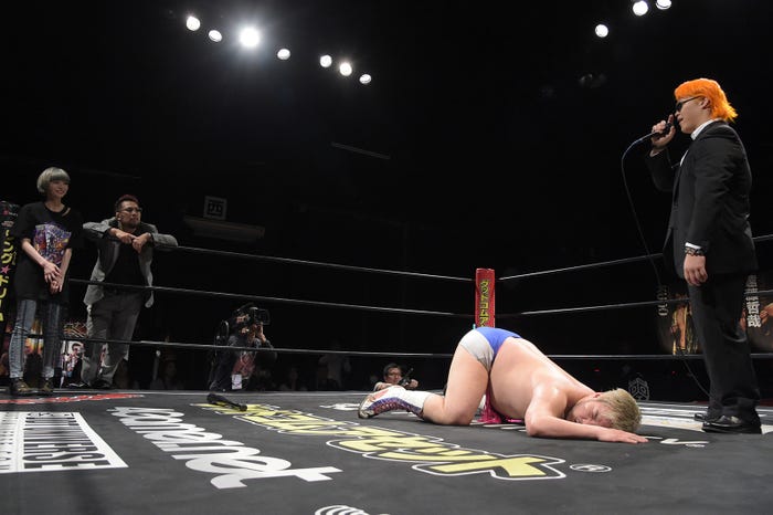 吉村直巳選手(右)が最上もがを助ける (C)Abema TV