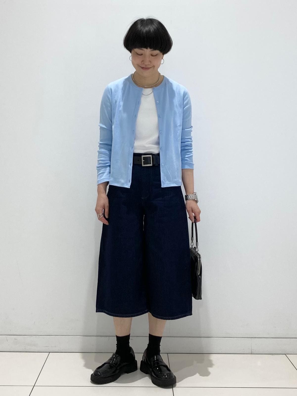 ベルトを巻いてかっちりとした大人のカジュアルコーデ　出典：StyleHint