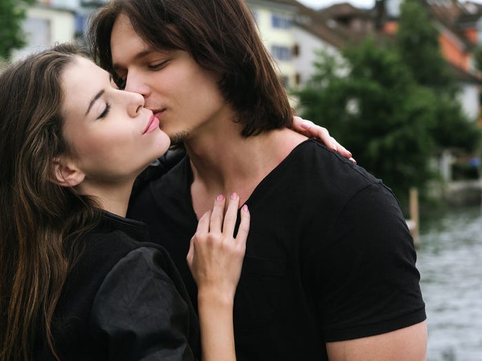 上手なキスをするためのテクニック6つ 彼の興奮も最高潮に モデルプレス 上手なキスをするためのテクニック6つ 彼の興奮も最高潮に モデルプレス