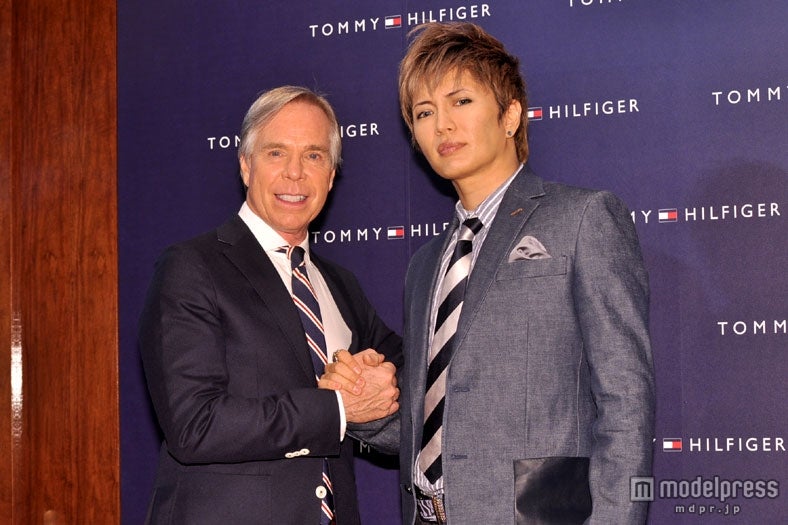 （写真左から）トミー・ヒルフィガー、GACKT