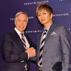 (写真左から)トミー・ヒルフィガー、GACKT