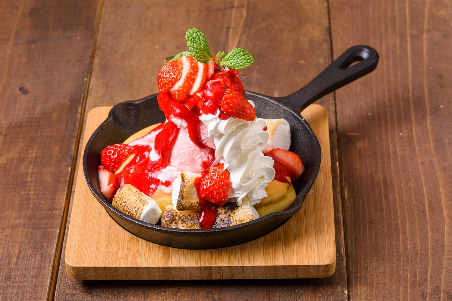 パンケーキ×クッキーの最旬スイーツ「パヌッキー」登場 チョコ、レモン、イチゴの山盛りトッピング