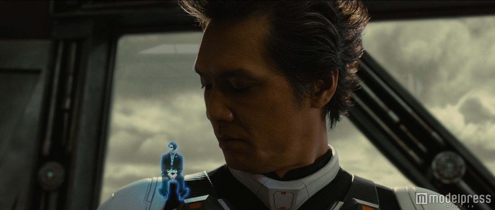 加藤雅也の肩に乗る小栗旬（C）2016映画「テラフォーマーズ」製作委員会