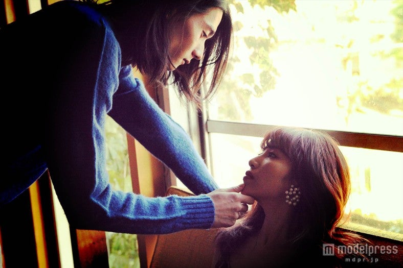 顎クイの様子（左から）栁俊太郎、くみっきー／Photo：MAKI TAGUCHI　（C）U-160