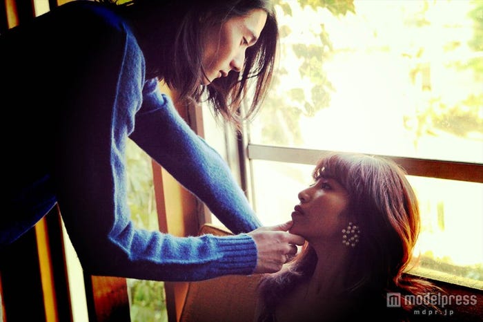 顎クイの様子(左から)栁俊太郎、くみっきー/Photo:MAKI TAGUCHI (C)U-160