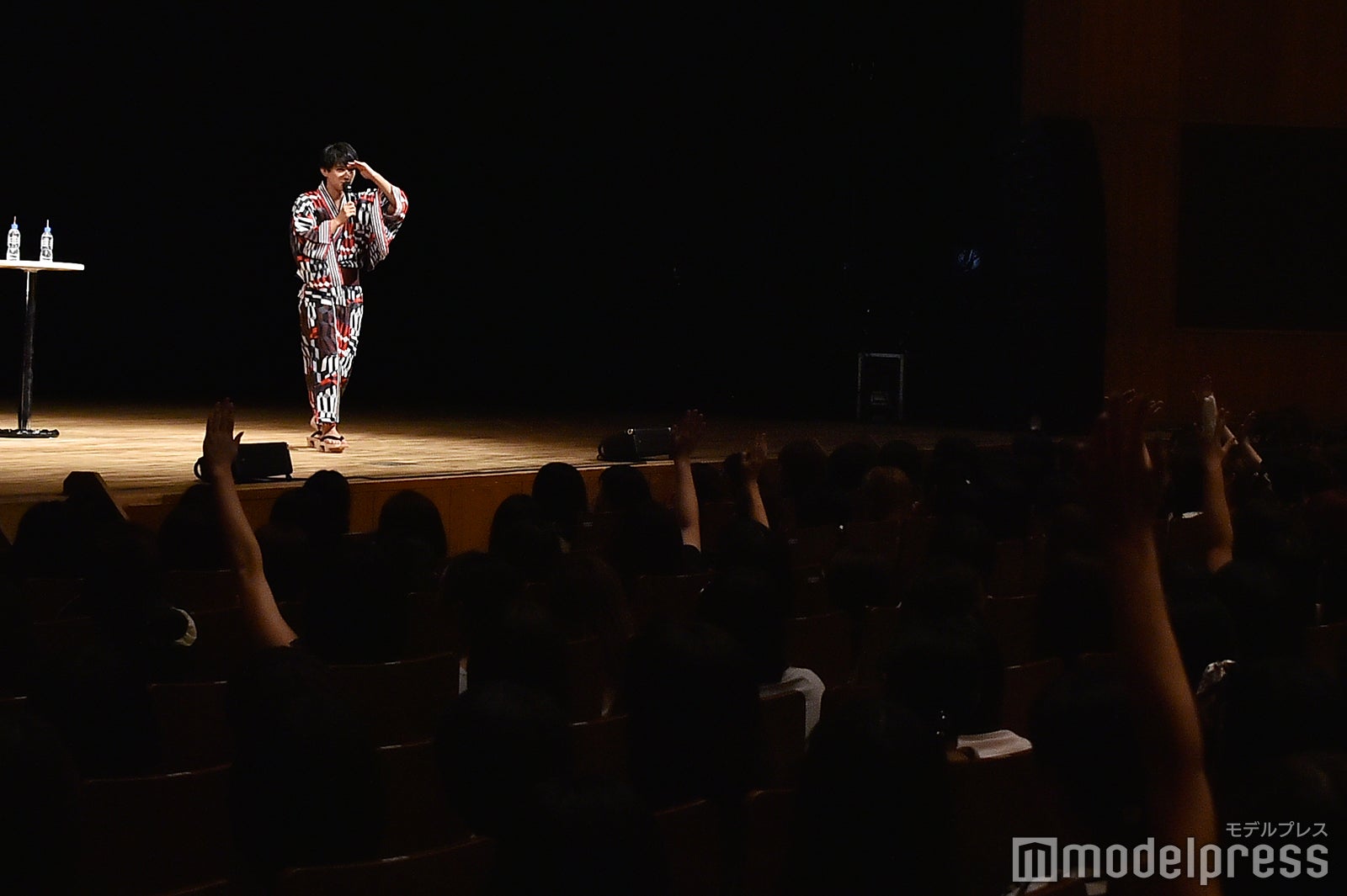 客席を見渡す吉沢亮（C）モデルプレス