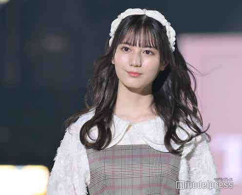 日向坂46小坂菜緒「TGC」帰還 圧巻ウィンク&カチューシャ姿で悩殺<TGC 2022 A/W>