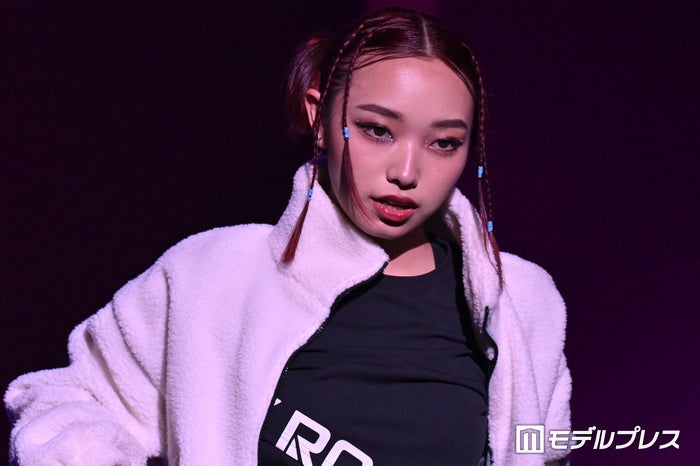 「日プ女子」出身・佐々木つくし「TGC teen」登場で圧巻ダンス 赤髪振り乱す