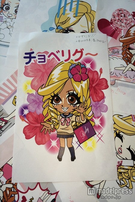 「古くてかわいいでしょ」と自信を見せる武藤静香プロデュースのギャルスタンプ