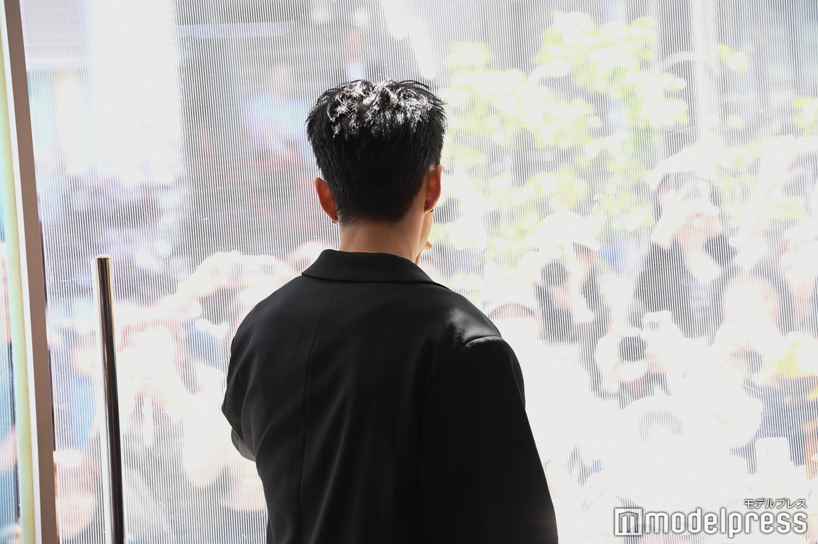 ファンに手を振るHOSHI（C）モデルプレス